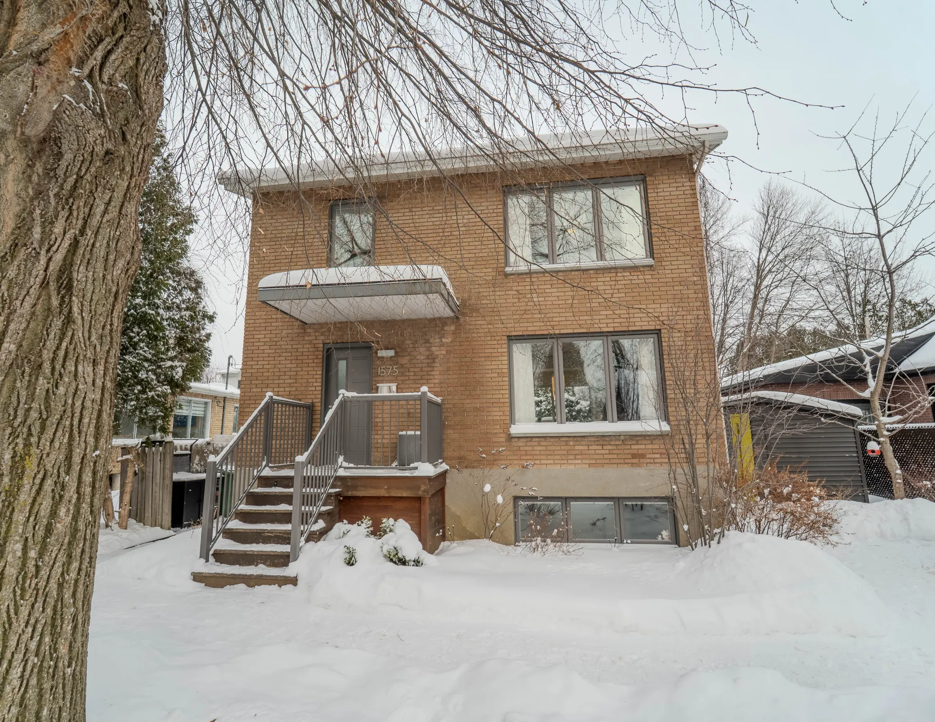Photo immobilière d'un extérieur de propriété au crépuscule
